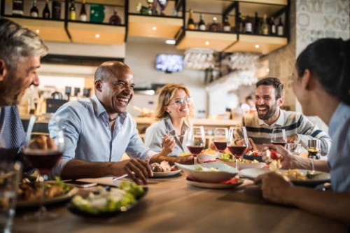groep van vrolijke zakelijke mensen plezier op een lunch. - food stockfoto's en -beelden