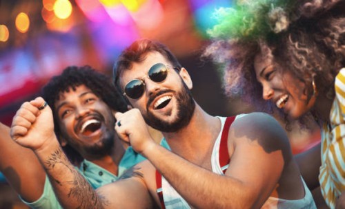 groep vrienden die plezier hebben op een concert. - concert stockfoto's en -beelden