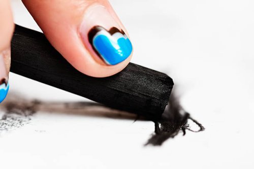 gros plan, croquis des ongles impeccables et charbon - nails art photos et images de collection