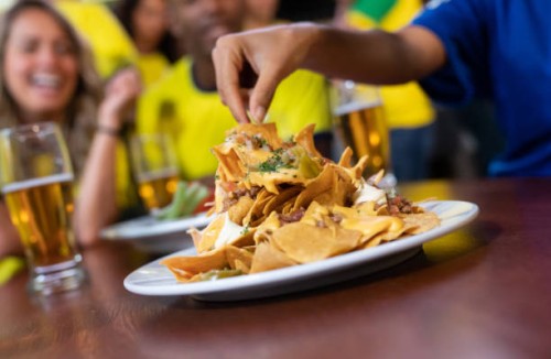 gros plan sur les nachos dans un bar - food photos et images de collection