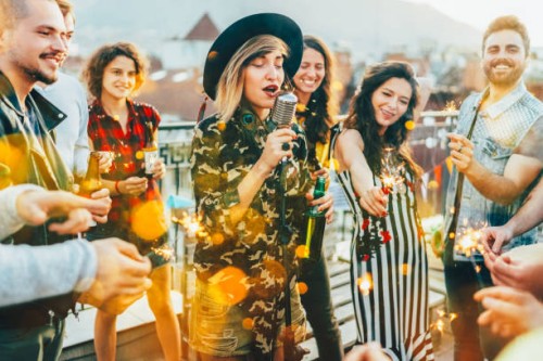 group of friends listening to live performance on rooftop party - concert photos et images de collection