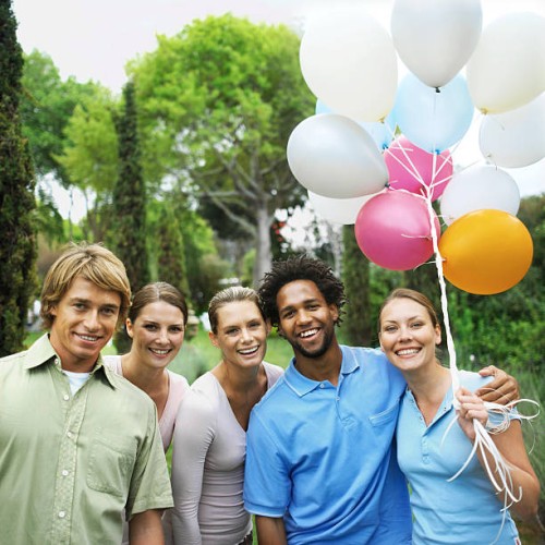 group of friends with balloons - garden decoration stockfoto's en -beelden