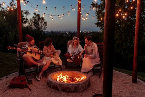 groupe d’amis profitant d’une soirée au coin du feu. - garden decoration photos et images de collection