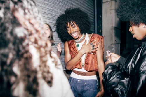 grupo de amigos multiétnicos disfrutando de la vida nocturna de nueva york - fashion fotografías e imágenes de stock