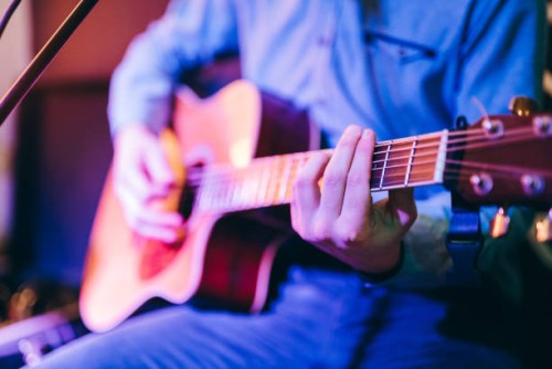 guitar player in a café - concert stock pictures, royalty-free photos & images