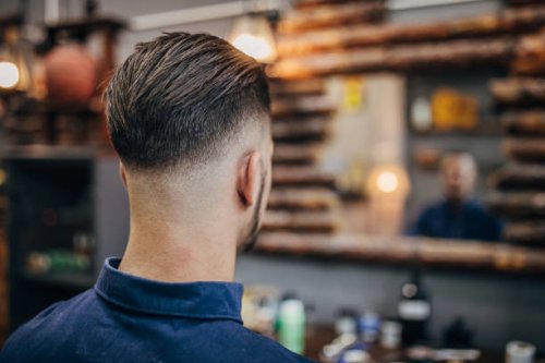 hübscher mann mit modernem haarschnitt - hairstyle stock-fotos und bilder
