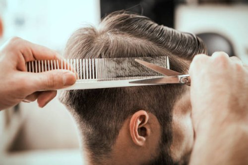 haar-styling von professionellen friseur - hairstyle stock-fotos und bilder