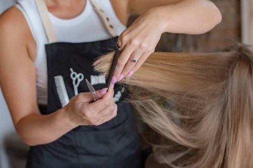 hair cutting in salon - hairstyle stockfoto's en -beelden