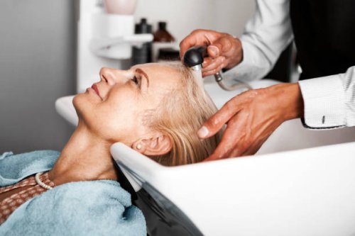 hair stylist wassen volwassen vrouw haar - hairstyle stockfoto's en -beelden