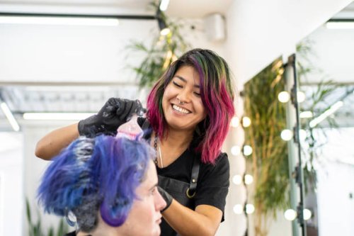 hairdresser dyeing client's hair at hair salon - hairstyle stock pictures, royalty-free photos & images