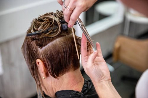 hairdresser using scissors to trim ladies short hair - hairstyle stock-fotos und bilder