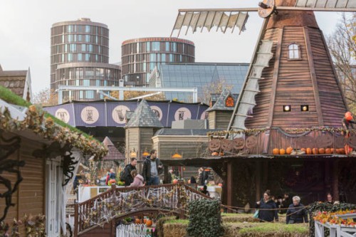 halloween mühle und labyrinth - garden decoration stock-fotos und bilder