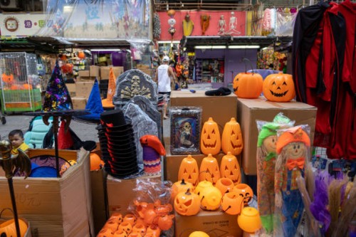 halloween preparations in hong kong - home decoration stockfoto's en -beelden