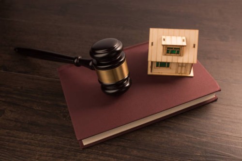 hammer and house - home decoration stockfoto's en -beelden