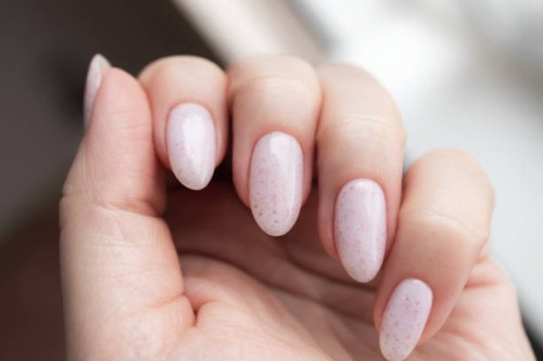 hand with beautiful manicure - pink gel nails with glitter - fashion fotografías e imágenes de stock