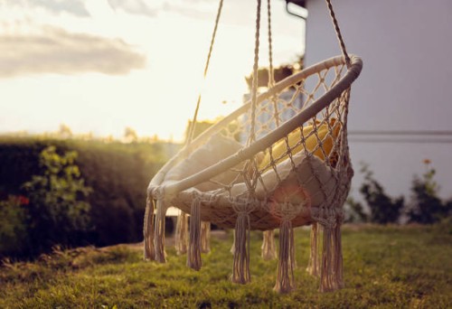 hanging chair in the backyard - garden decoration photos et images de collection