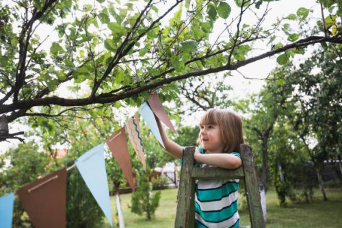 happy child preparing a party event - garden decoration stockfoto's en -beelden