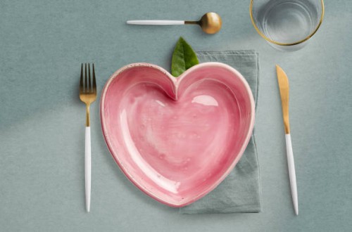 heart shape plate in table setting - home decoration stock pictures, royalty-free photos & images