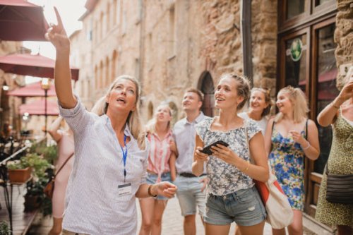 hebben een rondleiding door de straten van de stad - travel stockfoto's en -beelden