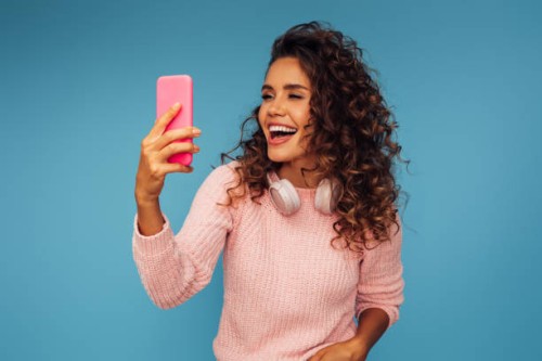 hermosa mujer emocional escuchando música - fashion fotografías e imágenes de stock