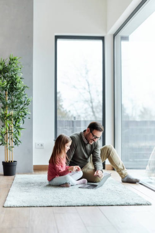 heureux père célibataire et sa fille utilisant un ordinateur à la maison. - home decoration photos et images de collection