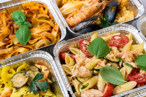 сhinese takeaway food, italian food delivery. different aluminium lunch box with dumplings, noodles with chicken, rice with chicken, pasta with salmon, falafel - junk food stock pictures, royalty-free photos & images