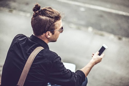 hipster dans la ville - hairstyle photos et images de collection