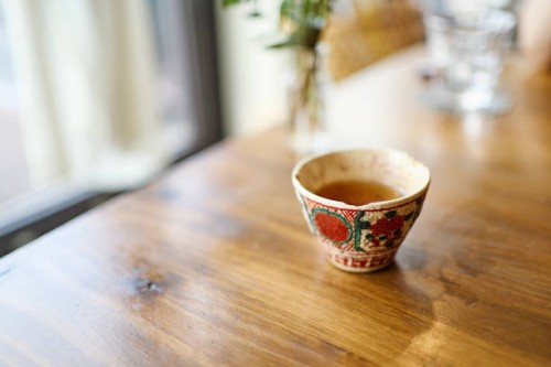 hojicha tea on a table at a vegan café. - home decoration stock pictures, royalty-free photos & images