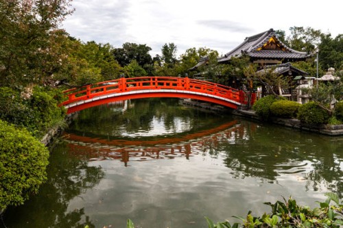 Hojyo Bridge at Shinsenen - Shinsenen is said to be the oldest existing garden in Kyoto and dates back to the Heian period 794-1185. This pond garden...