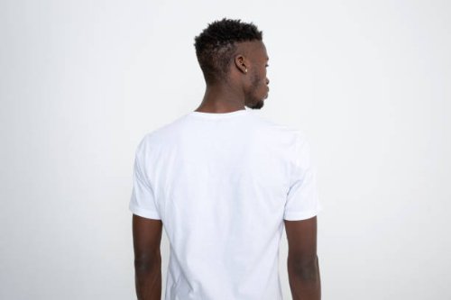hombre afroamericano con camiseta blanca sobre fondo blanco. - hairstyle fotografías e imágenes de stock