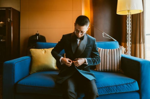 hombre asiático poniéndose esmoquin para eventos - fashion fotografías e imágenes de stock