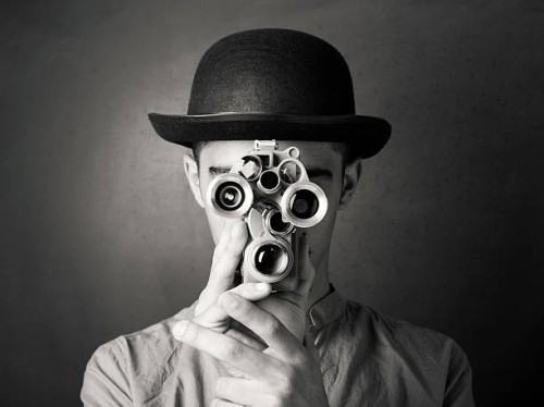 hombre joven en old fashioned estilo antiguo de filmación a través de la cámara - fashion fotografías e imágenes de stock