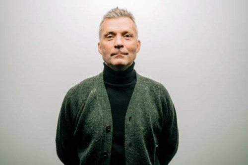 homme aîné utilisant l’habillement chaud - fashion photos et images de collection