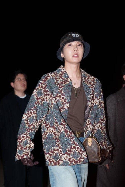 Hope wears a bob hat, a colored checkered pattern oversize blazer jacket , a brown t-shirt, a brown leather monogram logo print bag from Louis...