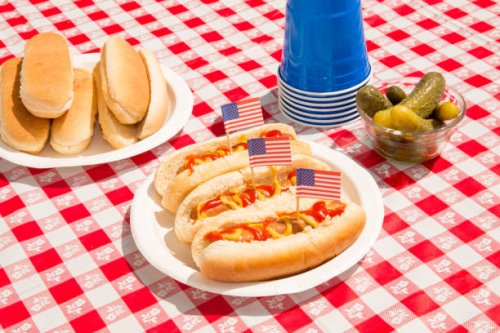 hot dogs july 4th bbq, july 4 background, bbq summer party foods - junk food stock pictures, royalty-free photos & images