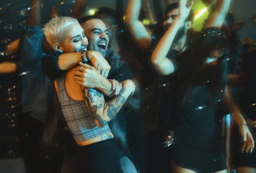 hun liefde naar de dansvloer nemen - concert stockfoto's en -beelden