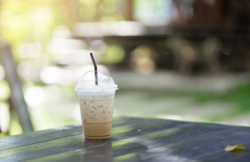 ice coffee with green background and bokeh - garden decoration photos et images de collection