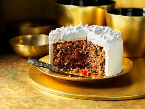 iced traditional fruit christmas cake - junk food stockfoto's en -beelden