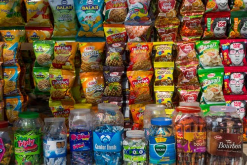 indian chips and savories for sale at market stand - junk food stock pictures, royalty-free photos & images