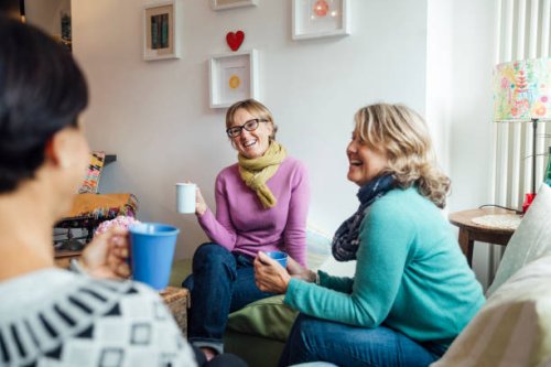 inhalen over een warme drank - coffee stockfoto's en -beelden