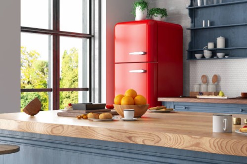 intérieur de cuisine rétro confortable avec un réfrigérateur rouge et un comptoir ktichen - food photos et images de collection