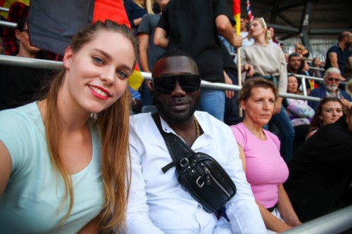 interracial paar bei footbal match machen selfie - concert stock-fotos und bilder