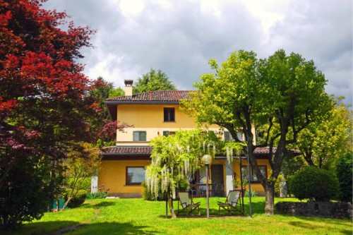 italian country house in lush garden - garden decoration photos et images de collection