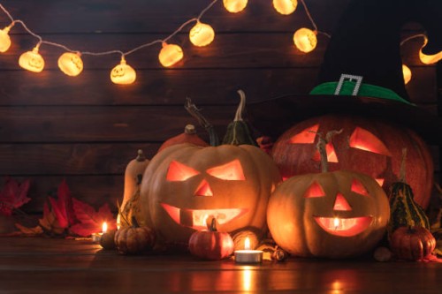 jack o’ lanterns on the old wooden background - home decoration stock pictures, royalty-free photos & images