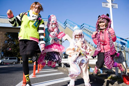 japanese teens jumping in harajuku, tokyo - fashion photos et images de collection