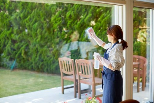 japanese woman cleaning the house - garden decoration photos et images de collection