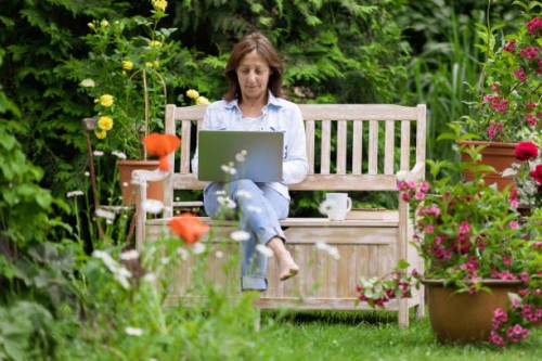 jardinage - femme profiter de se détendre dans le jardin - garden decoration photos et images de collection