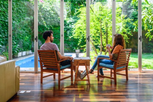 jeune couples ayant le café de matin à la maison dans le secteur de siège - garden decoration photos et images de collection