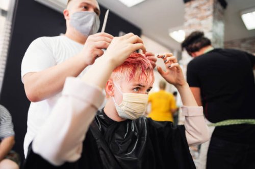 jeune femme caucasienne insatisfaite de sa nouvelle couleur de cheveux se disputant avec un coiffeur - hairstyle photos et images de collection