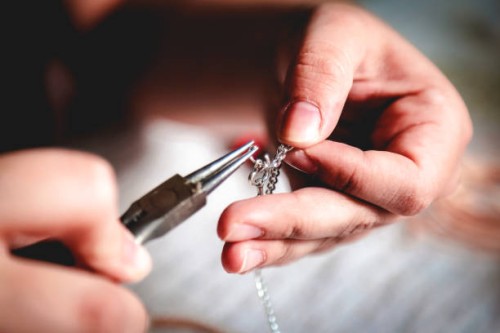 jeune femme fabriçant des bijoux - fashion photos et images de collection